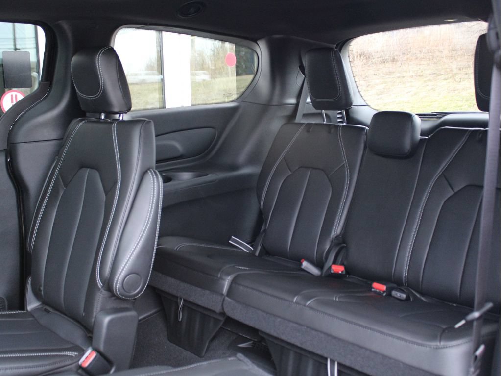 New 2026 Chrysler Pacifica Select AWD/4WD image 33