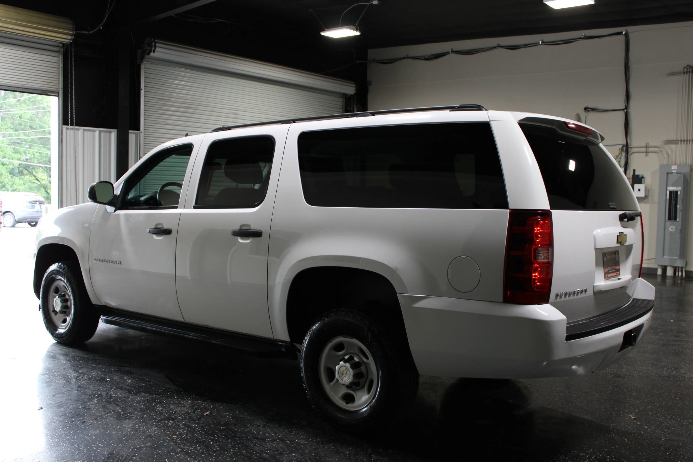 Used 2011 Chevrolet Suburban 2500 RWD image 5