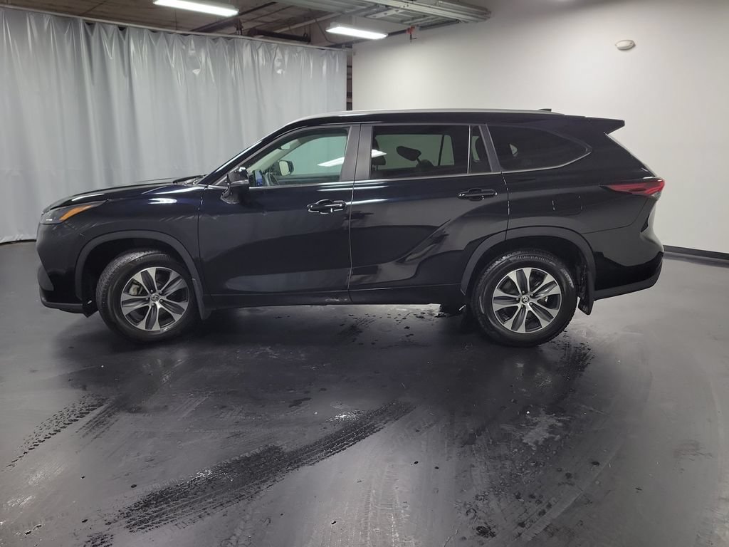 Used 2024 Toyota Highlander XLE AWD/4WD image 5