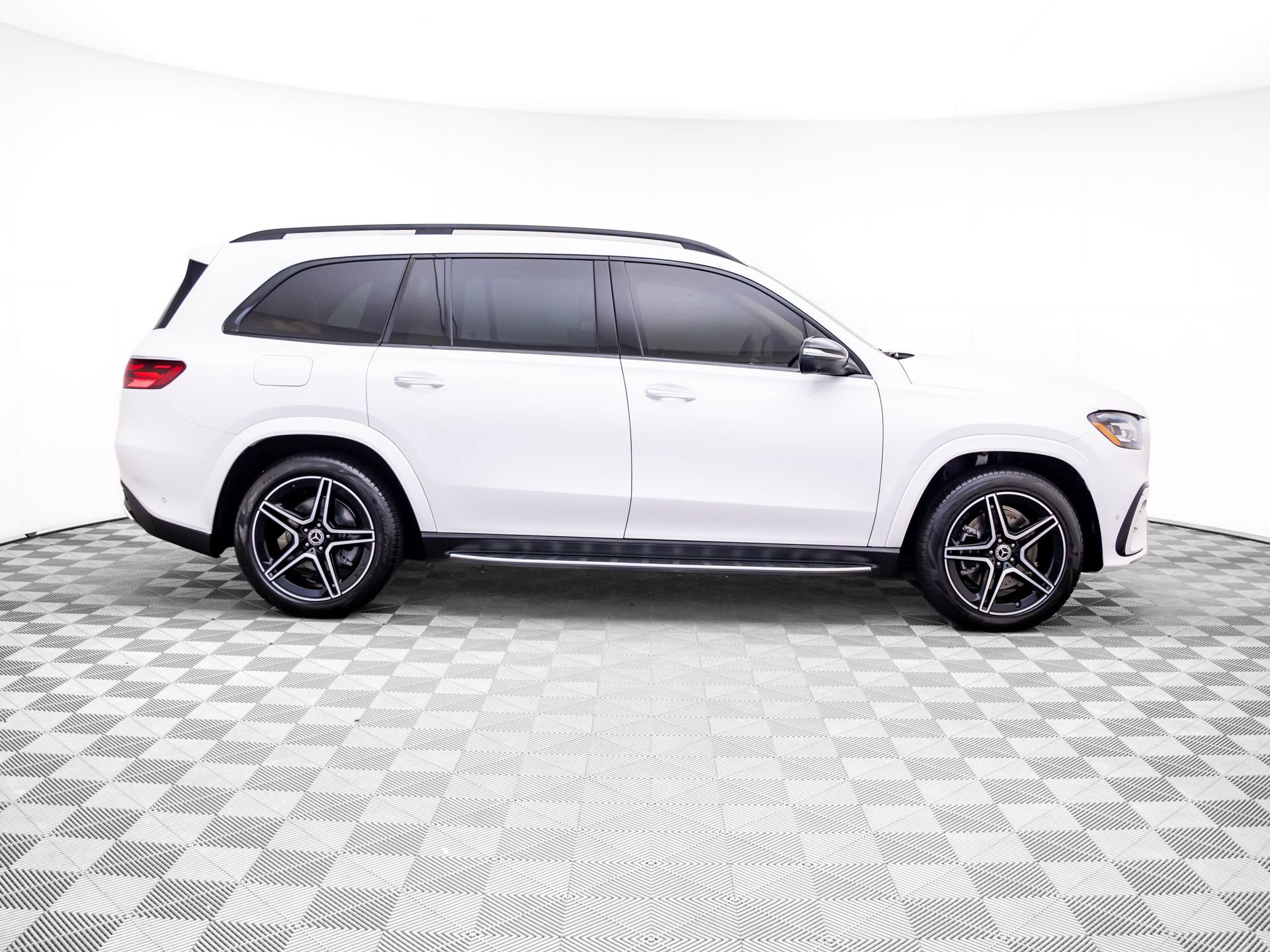 Used 2024 Mercedes-Benz GLS 450 4MATIC image 6