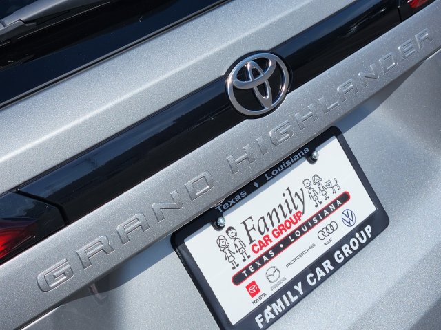 Used 2025 Toyota Grand Highlander AWD image 9