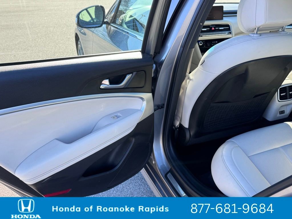 Used 2024 Genesis G70 2.5T image 26