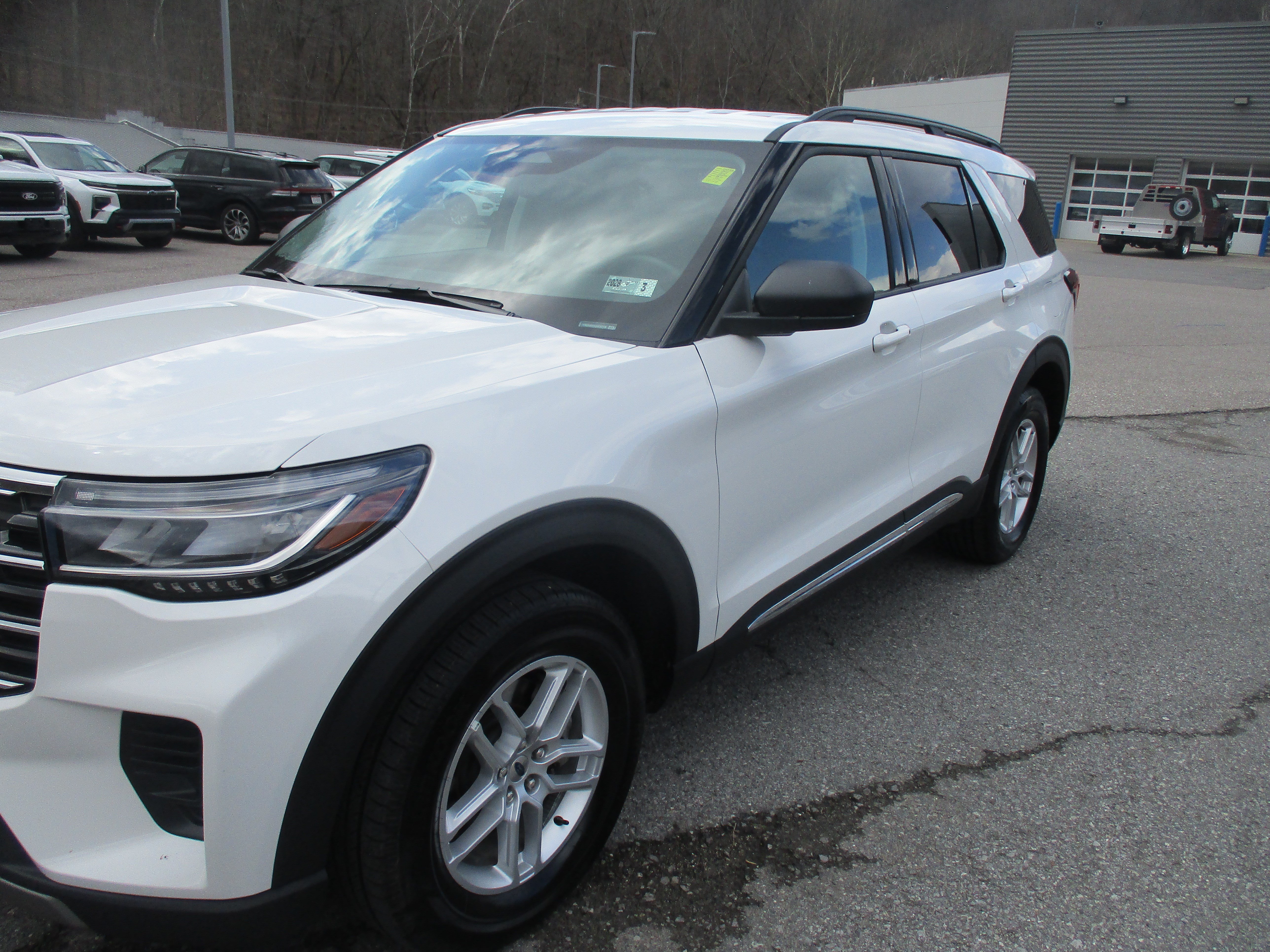 Used 2025 Ford Explorer Active AWD/4WD image 8