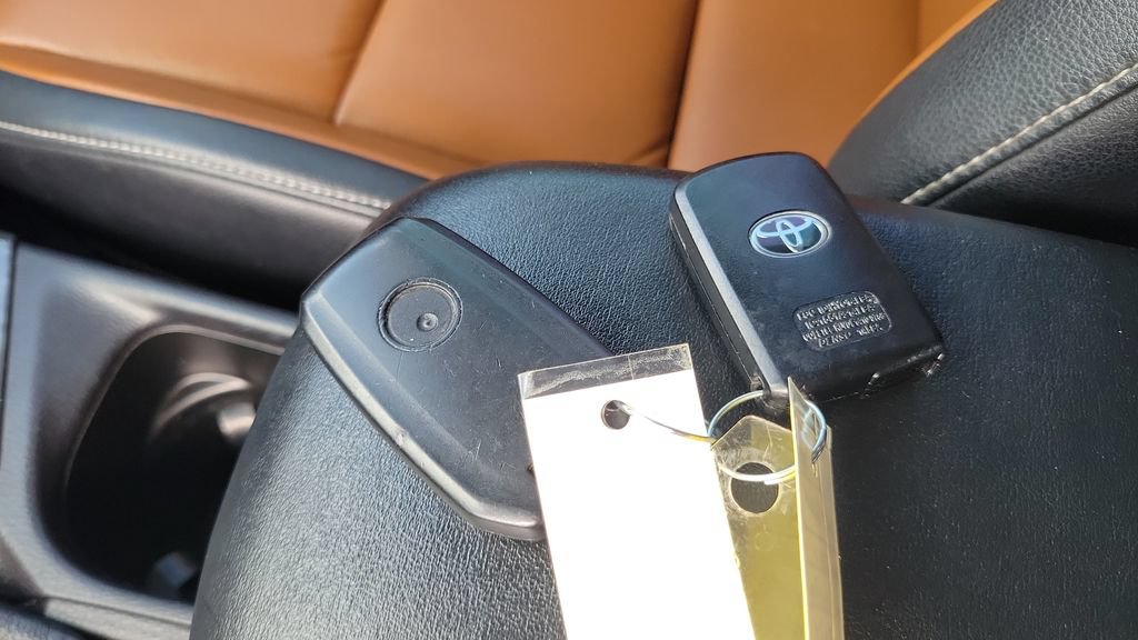 Used 2017 Toyota RAV4 Platinum FWD image 27