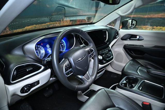 Used 2023 Chrysler Pacifica Touring-L image 20