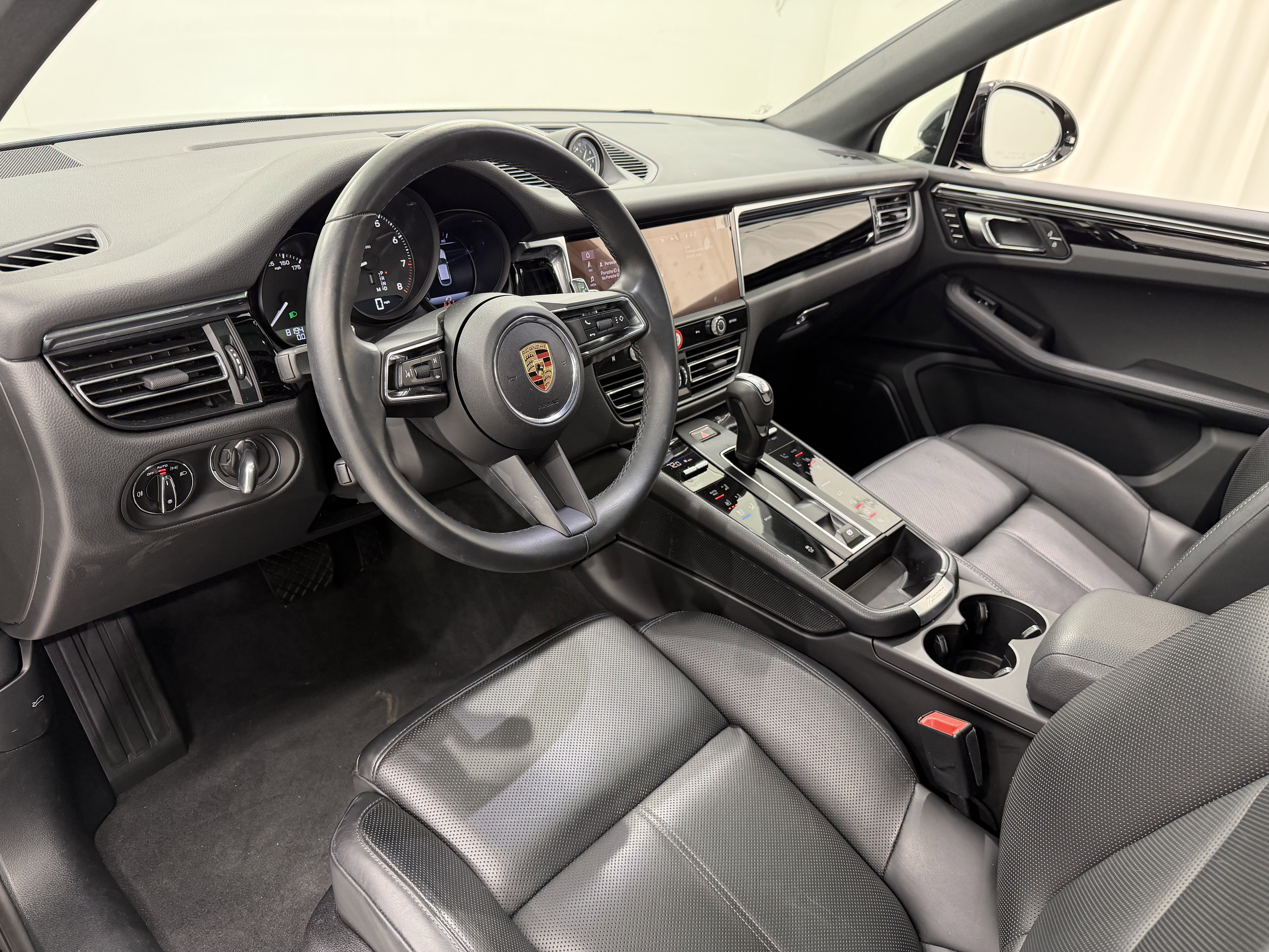 Certified 2025 Porsche Macan image 26