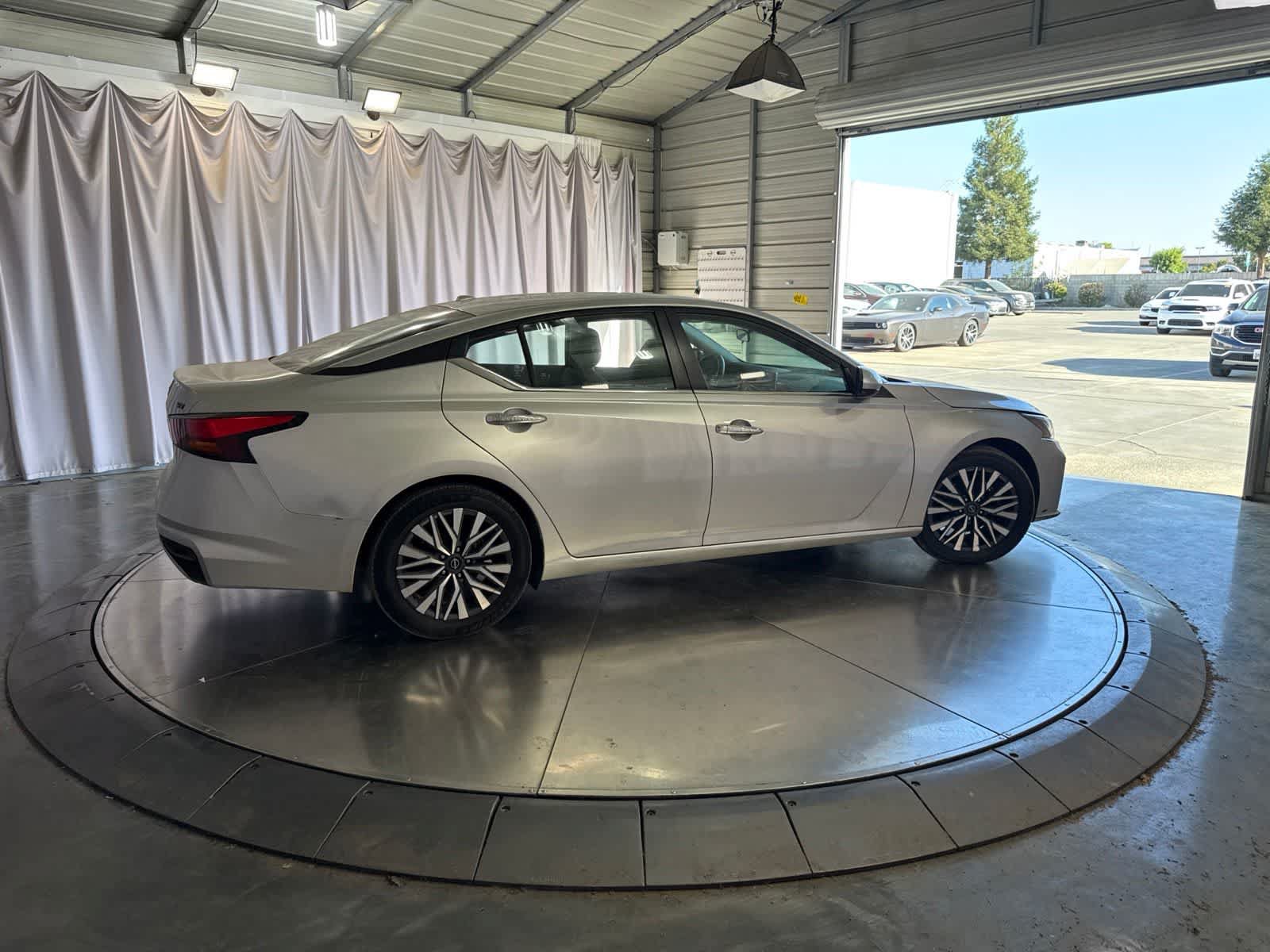 Used 2023 Nissan Altima 2.5 SV FWD image 4