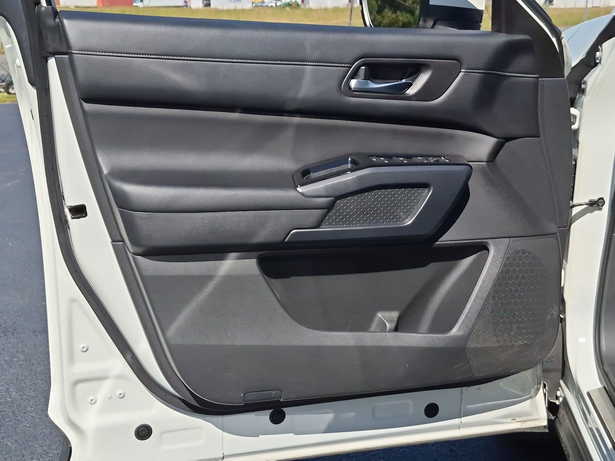 Used 2023 Nissan Pathfinder SL w/ Lighting Package (N92) FWD image 12