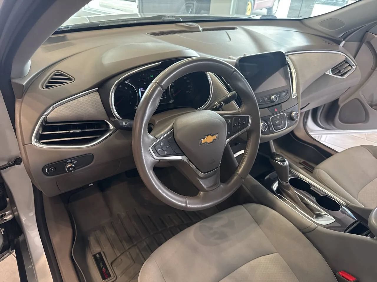 Used 2018 Chevrolet Malibu LT FWD image 24