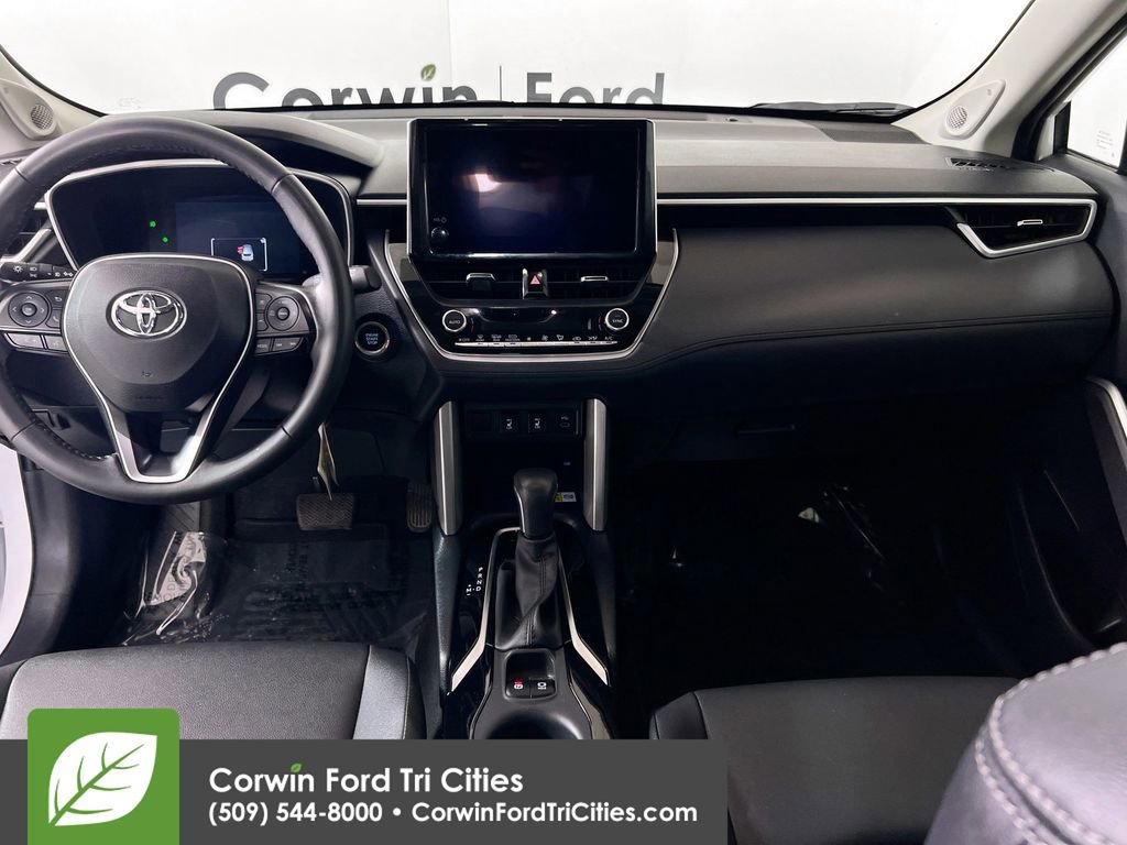 Used 2023 Toyota Corolla Cross XLE image 7