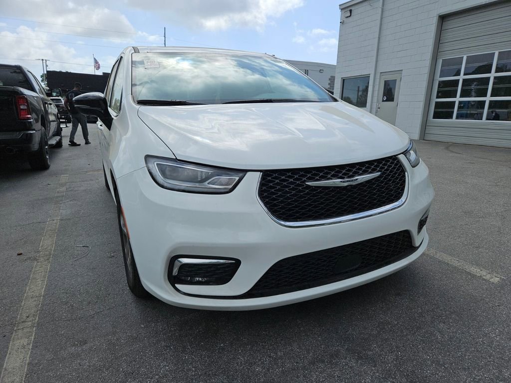Used 2024 Chrysler Pacifica Limited image 4