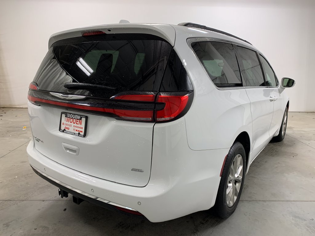 Used 2022 Chrysler Pacifica Touring-L AWD/4WD image 9