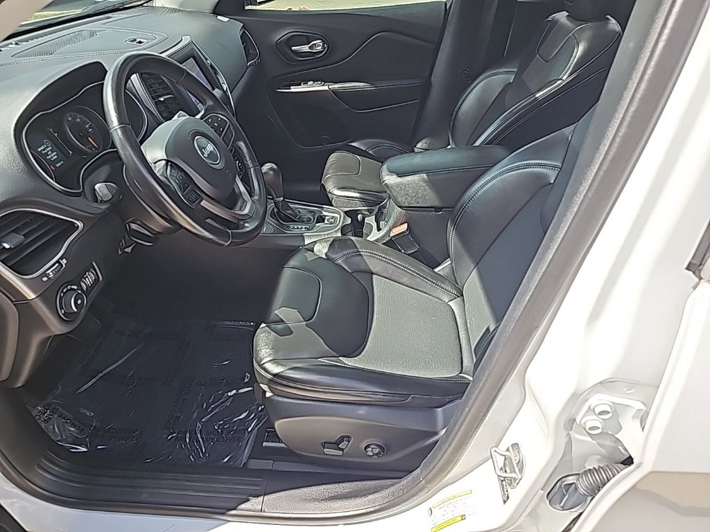 Certified 2021 Jeep Cherokee Latitude Plus w/ Sun & Sound Group image 2