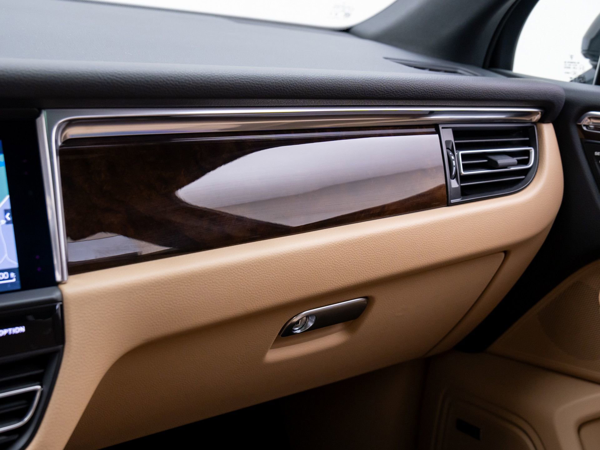 Certified 2025 Porsche Macan image 29