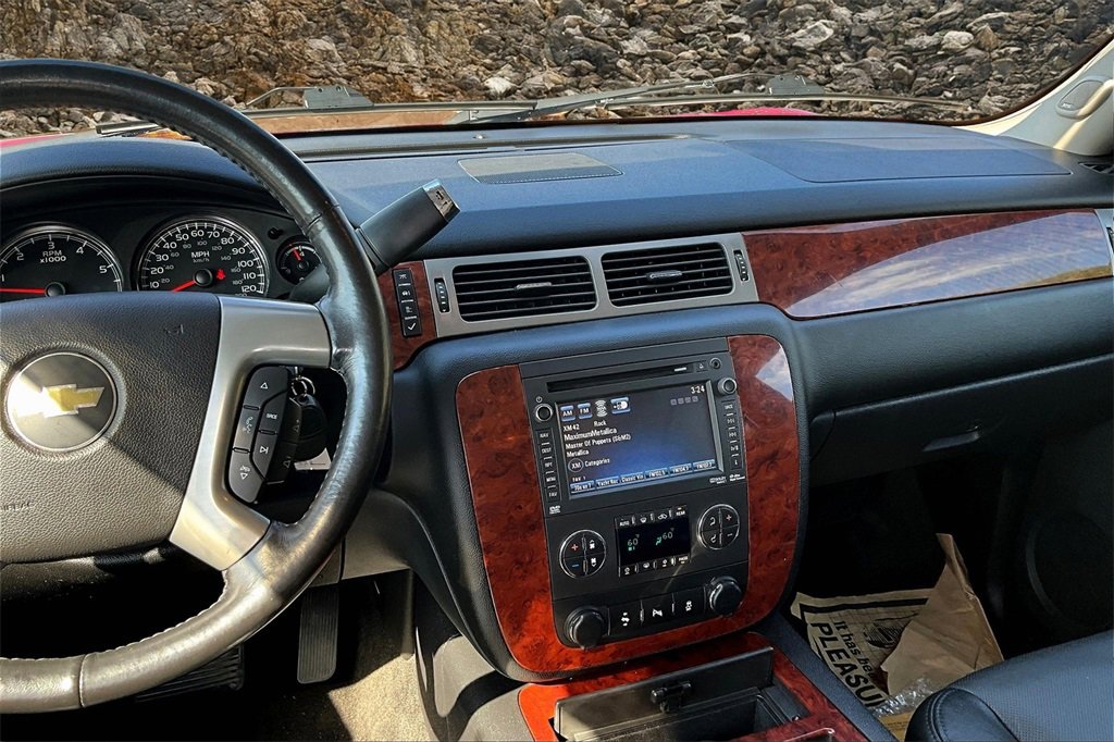 Used 2014 Chevrolet Suburban LTZ image 6