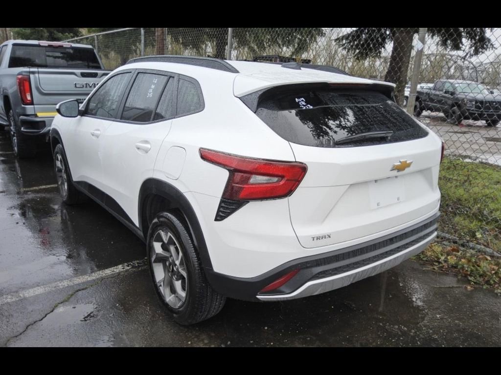 Used 2025 Chevrolet Trax LT w/ Driver Confidence Package FWD image 3