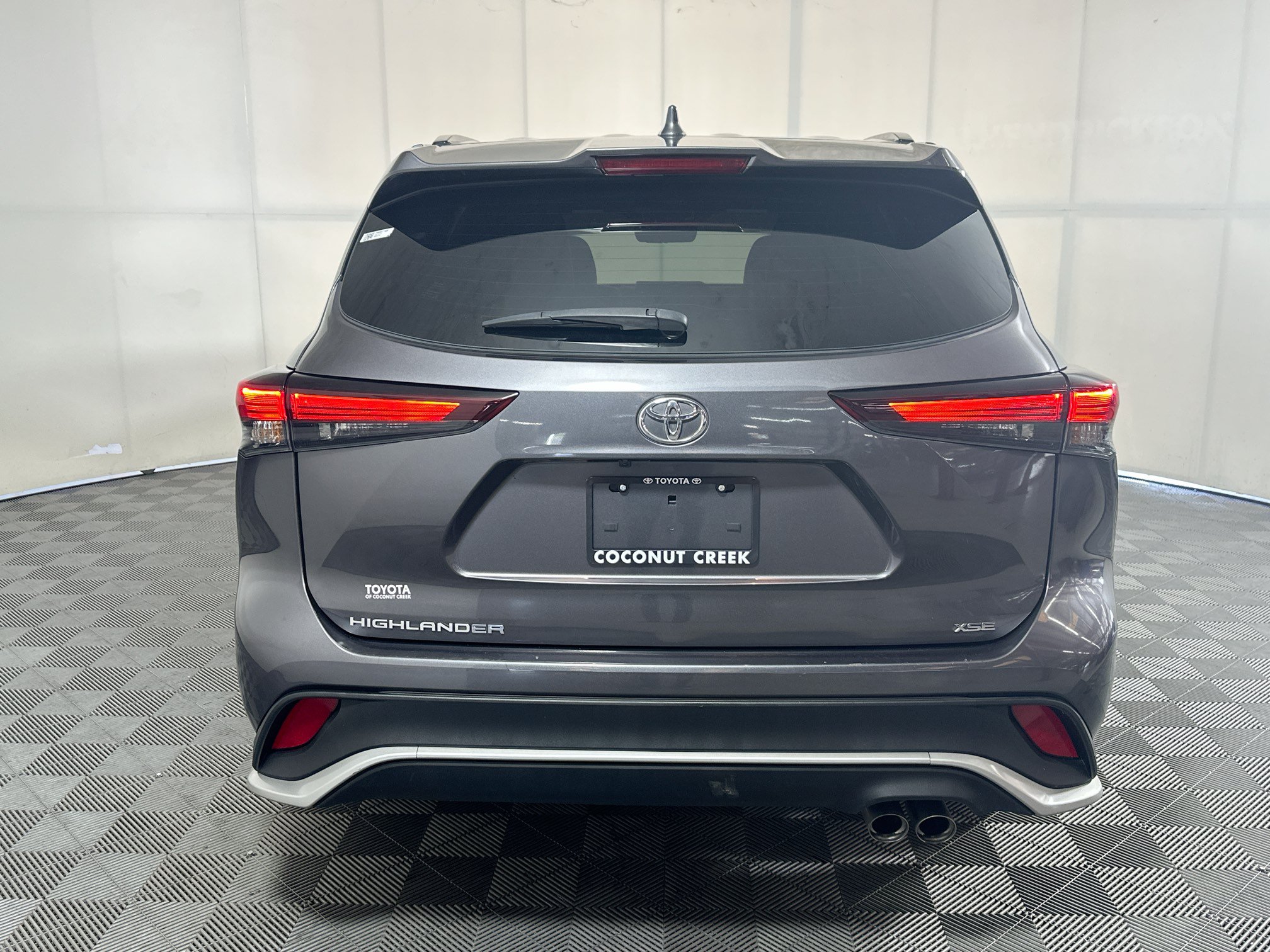 Used 2024 Toyota Highlander XSE FWD image 4