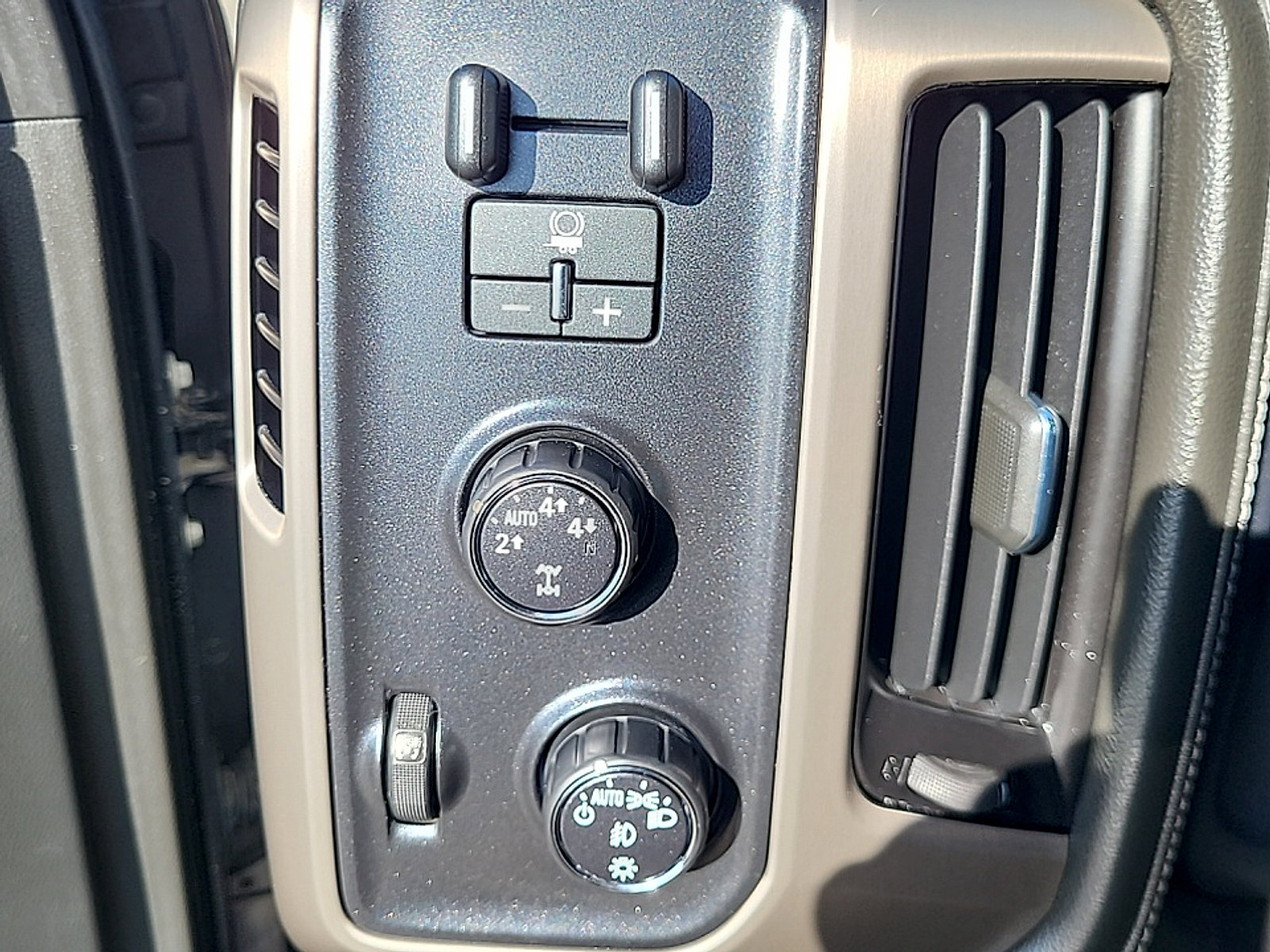 Used 2016 GMC Sierra 1500 Denali w/ Enhanced Driver Alert Package AWD/4WD image 22