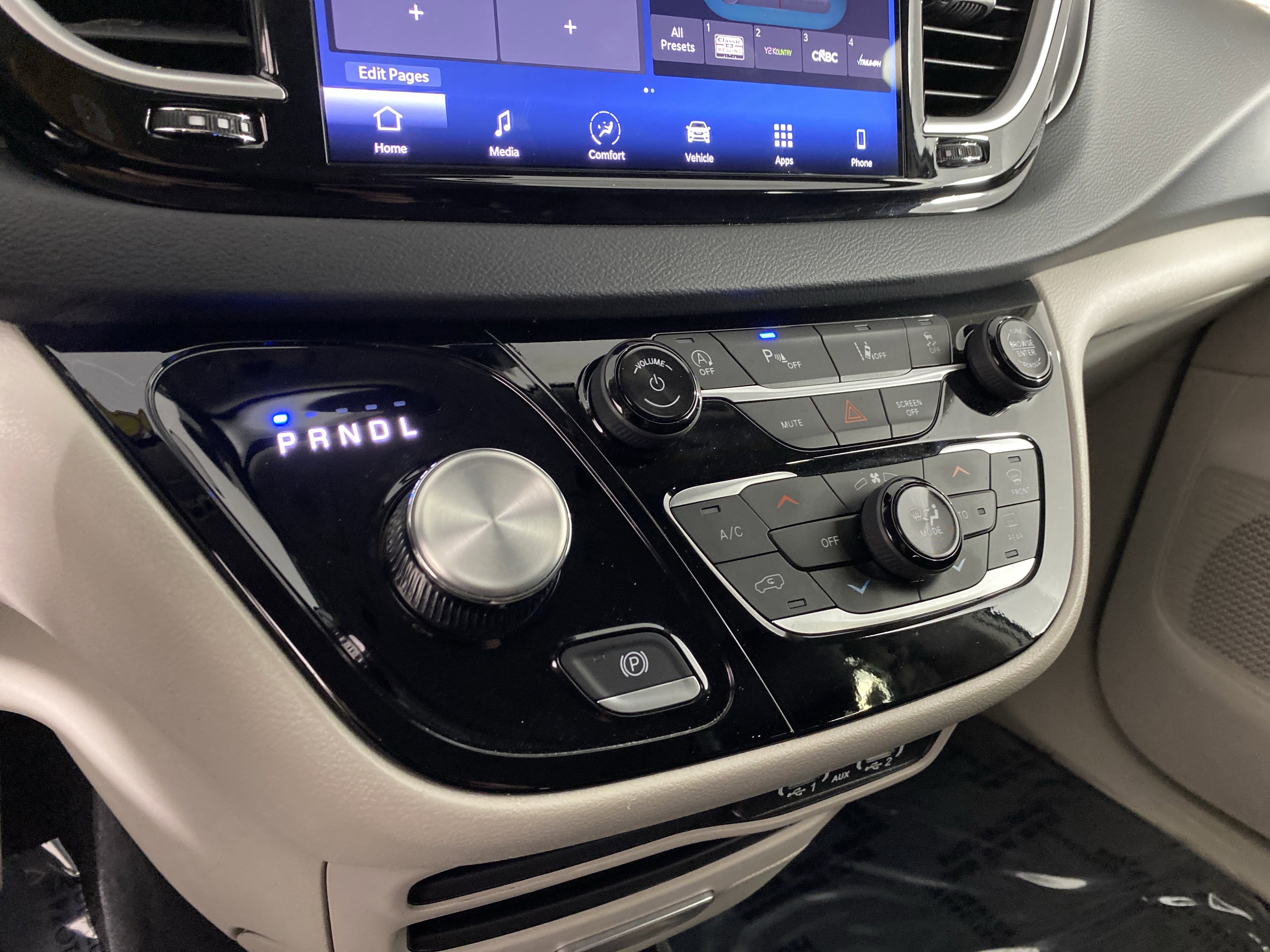 Used 2024 Chrysler Pacifica Touring-L image 28