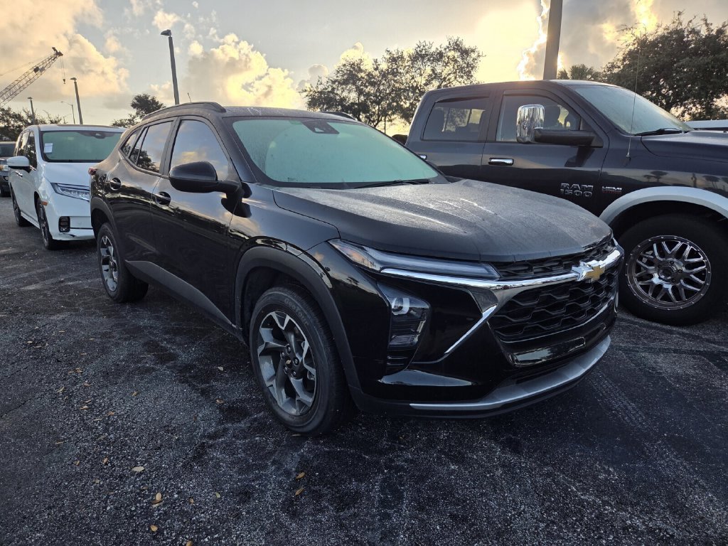 Used 2024 Chevrolet Trax LT FWD image 2
