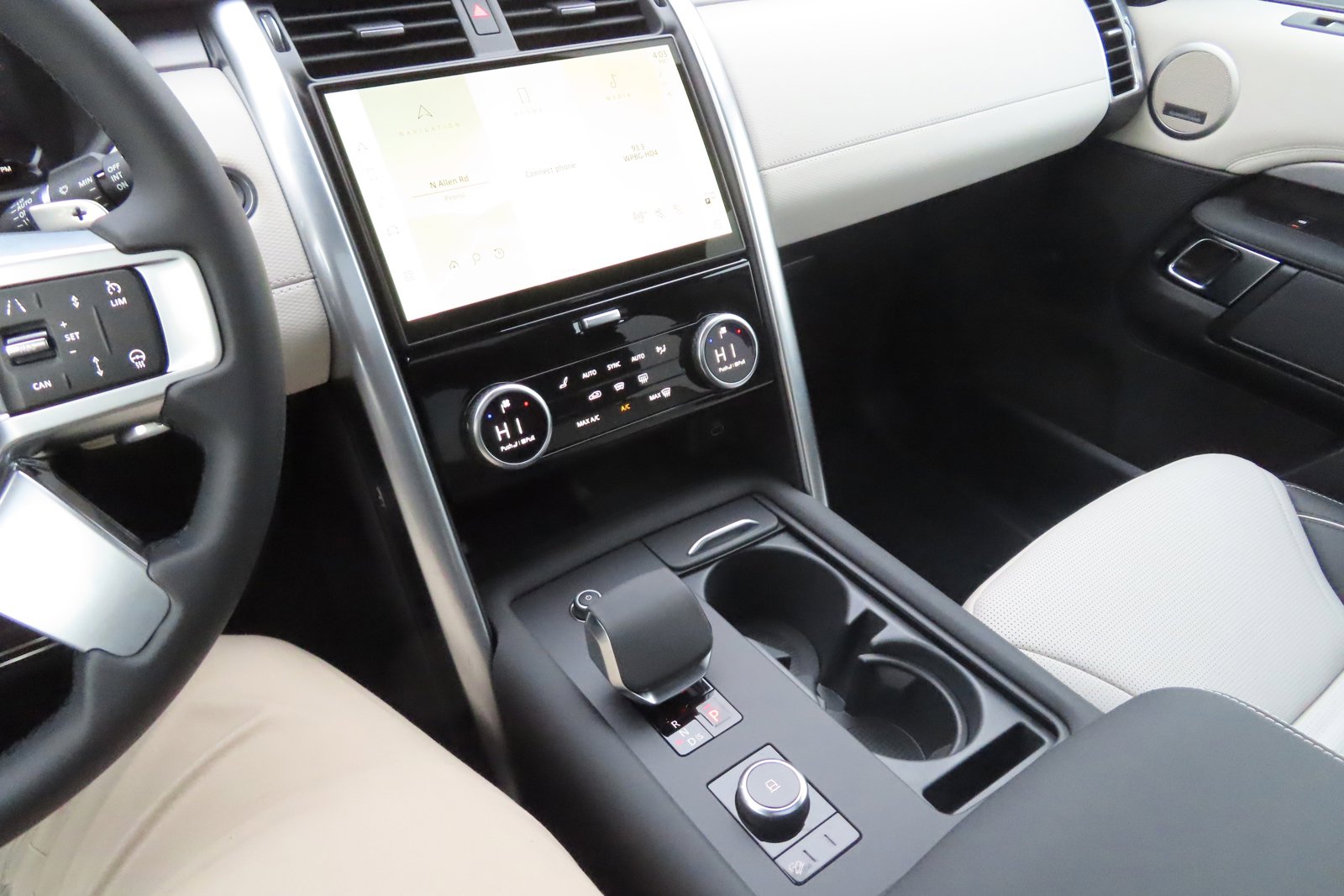 New 2024 Land Rover Discovery Dynamic SE image 19