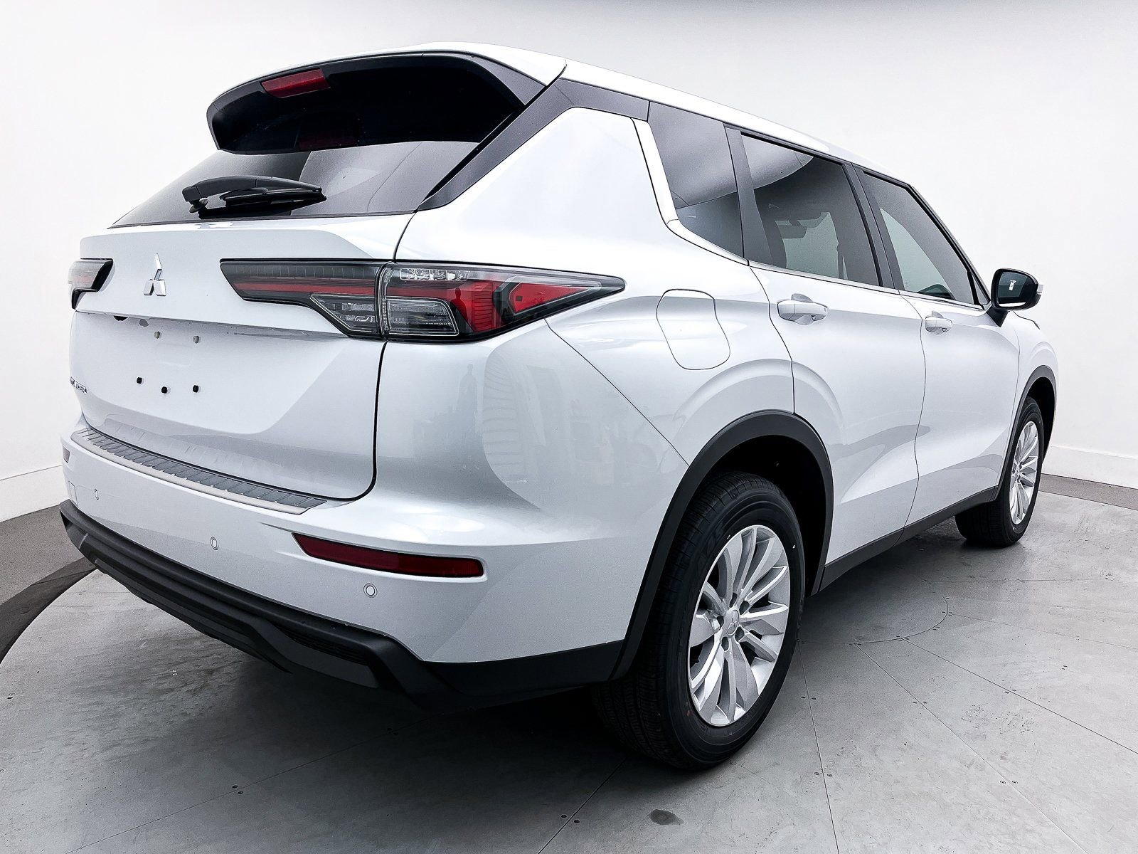 New 2025 Mitsubishi Outlander ES image 7