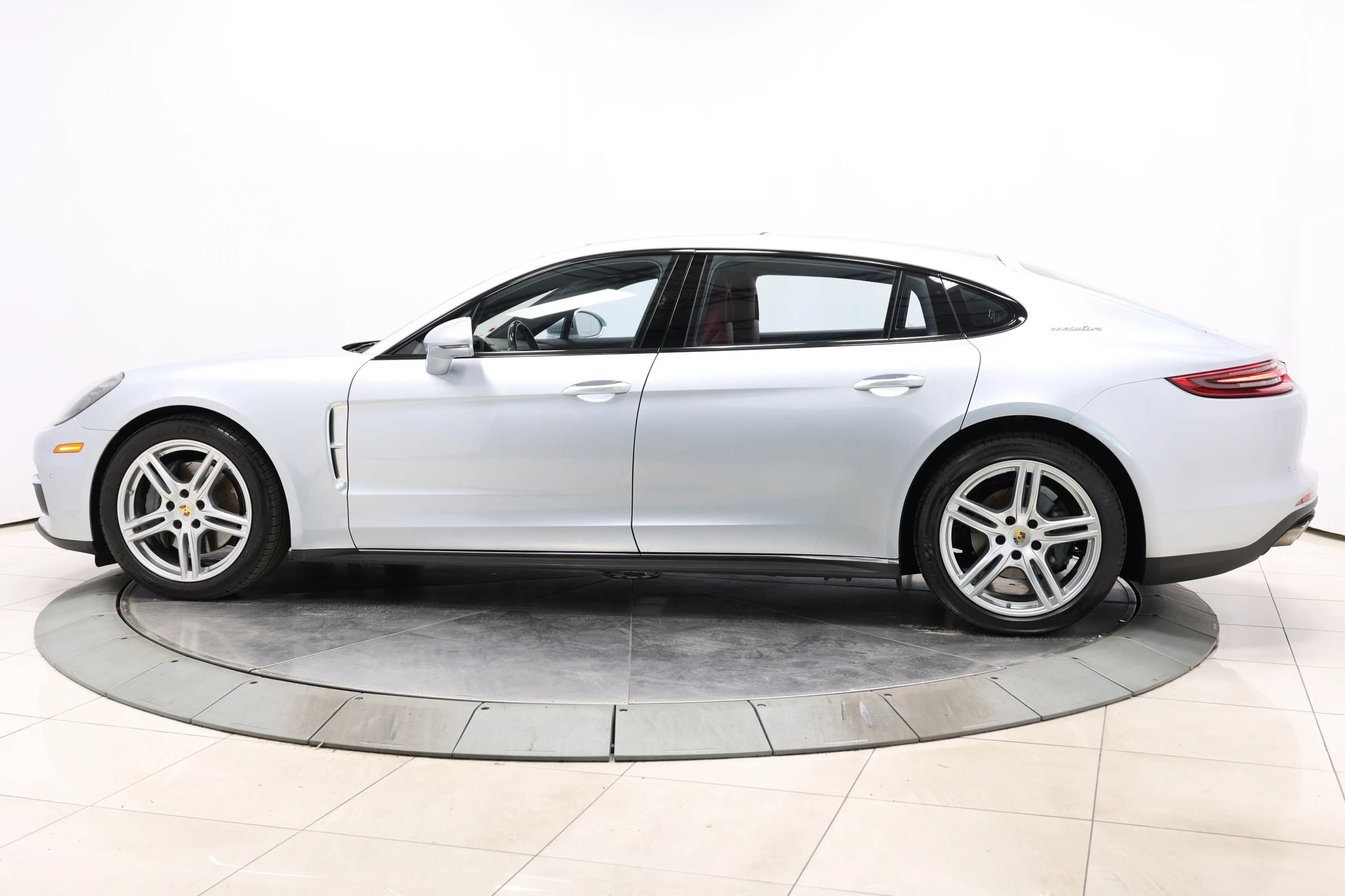 Used 2018 Porsche Panamera 4S Executive w/ Carbon Fiber Interior Package AWD/4WD image 8
