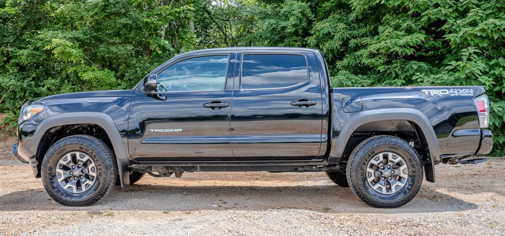 Used 2023 Toyota Tacoma TRD Off-Road w/ Technology Package AWD/4WD image 2
