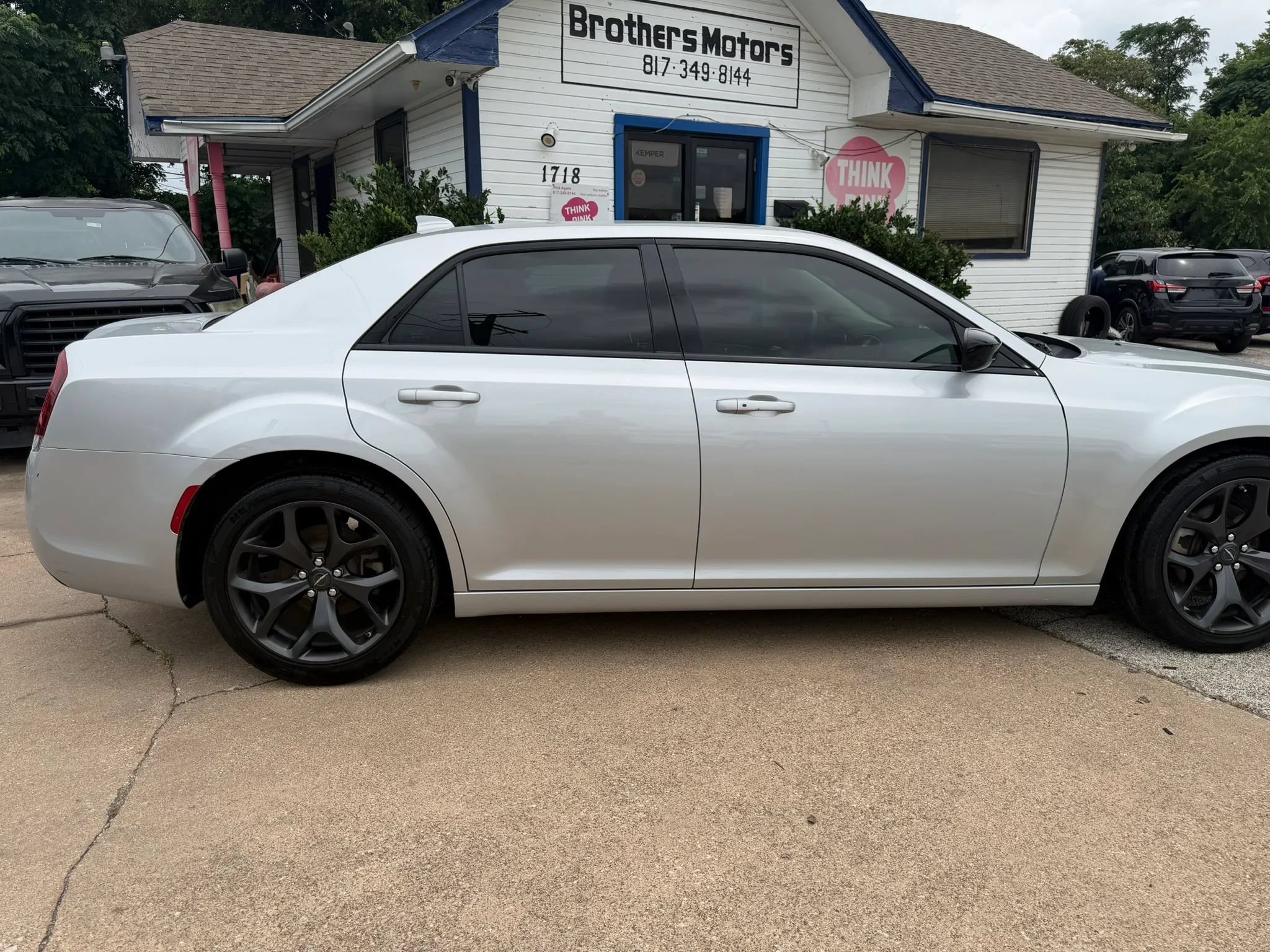 Used 2023 Chrysler 300 Touring w/ Sport Appearance Package RWD image 4