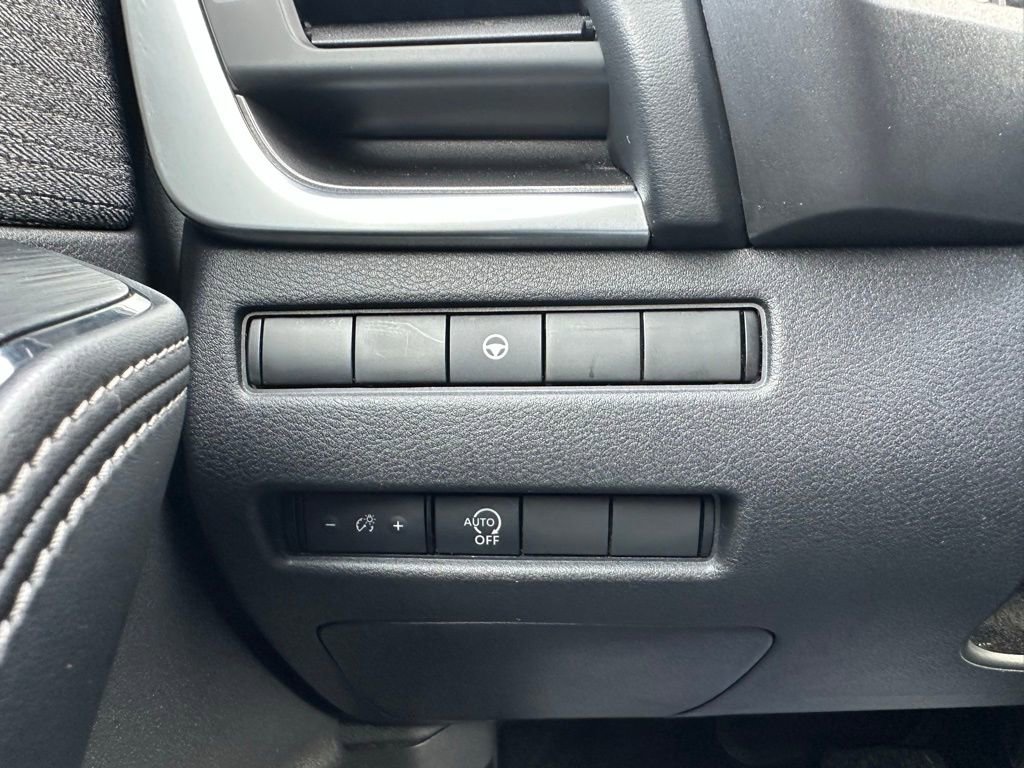 Used 2023 Nissan Rogue SV image 25