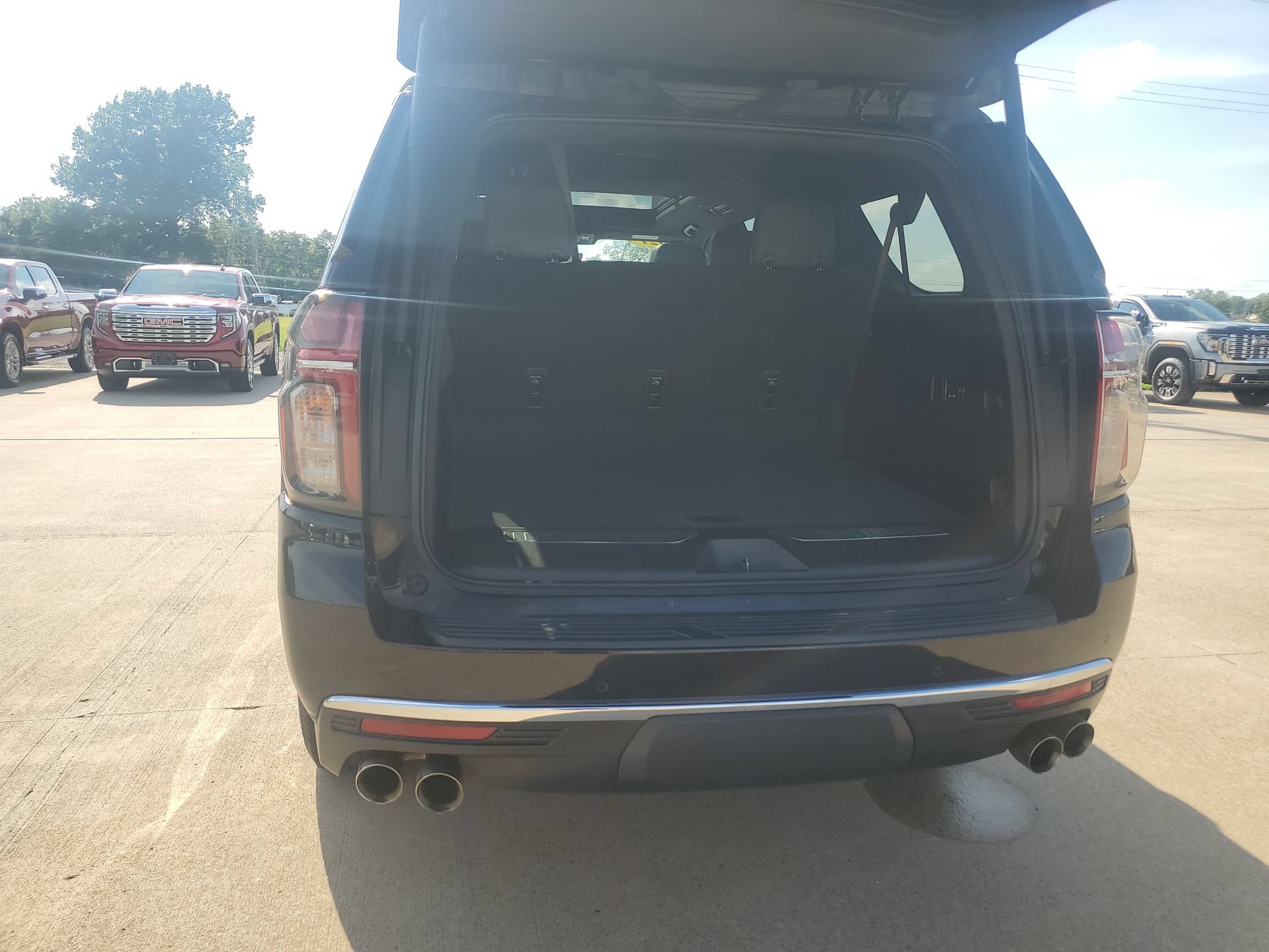 Used 2021 Chevrolet Suburban Premier w/ Premium Package AWD/4WD image 33
