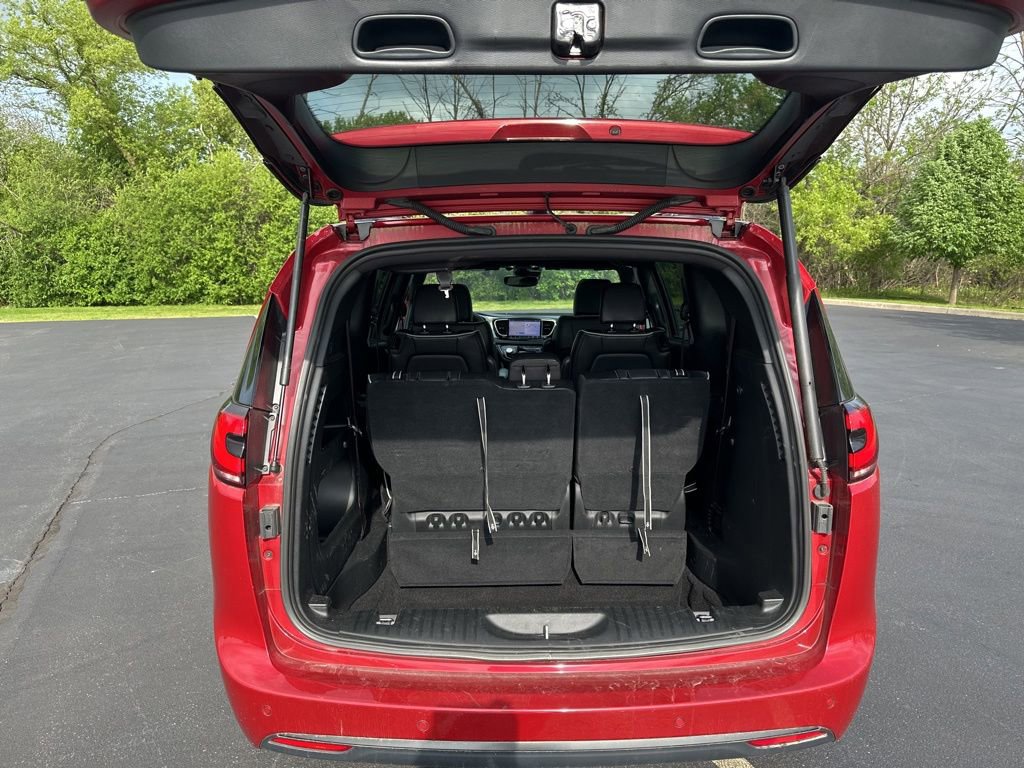 Certified 2025 Chrysler Pacifica Limited FWD image 16