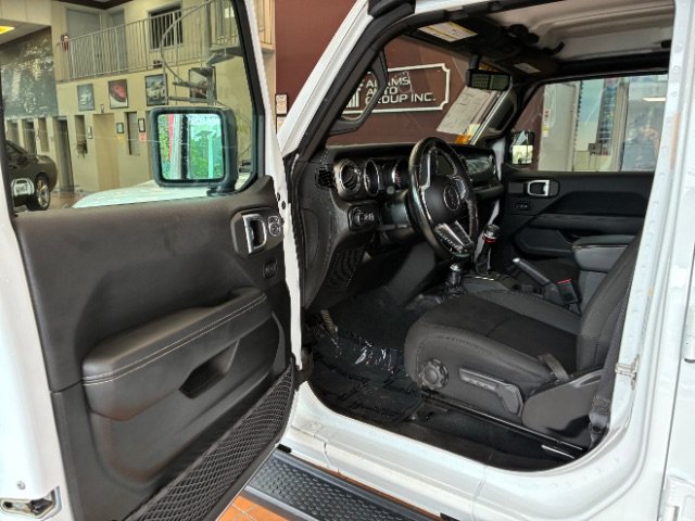 Used 2022 Jeep Wrangler Unlimited Sahara w/ Cold Weather Group AWD/4WD image 15