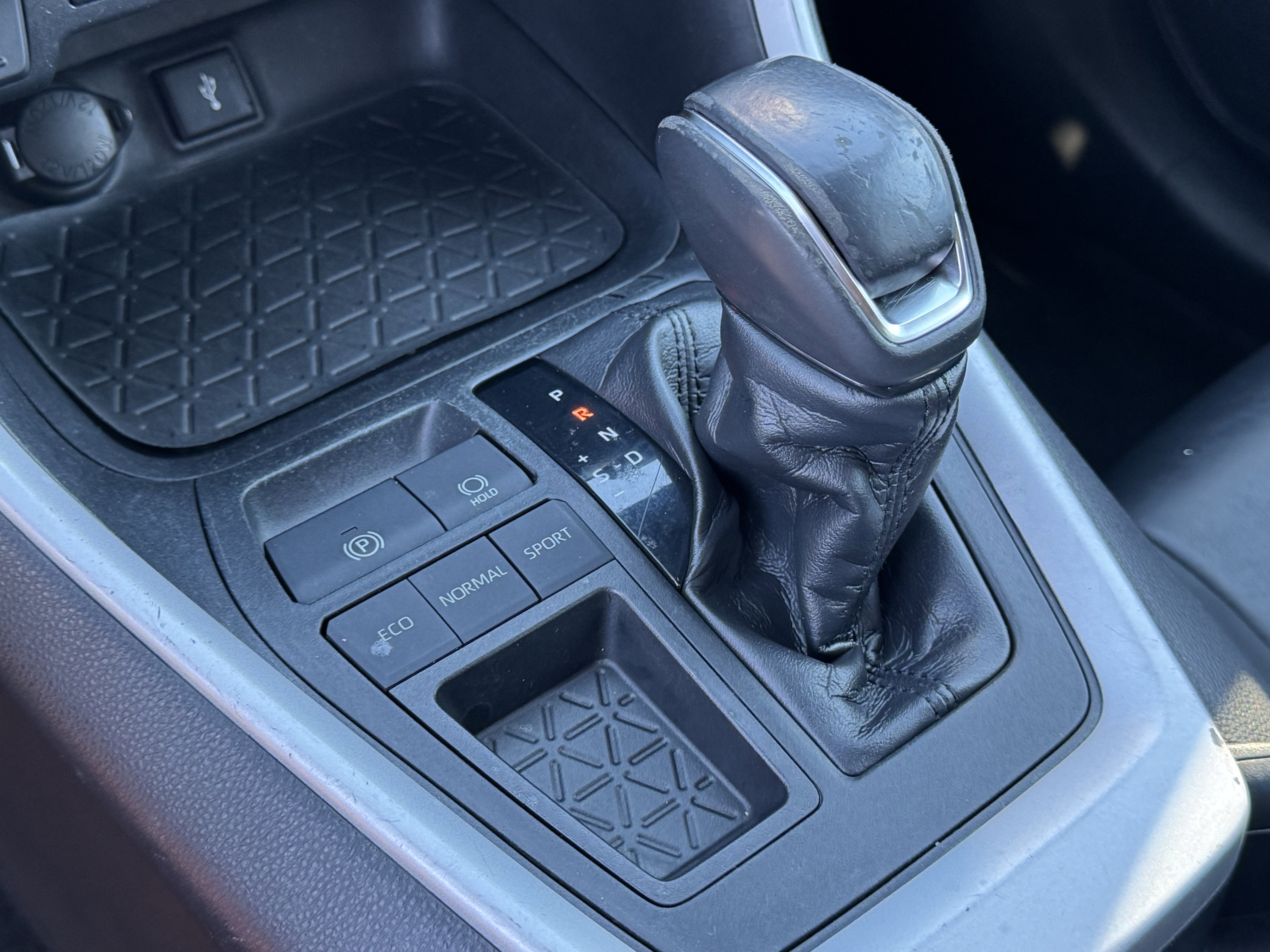 Used 2020 Toyota RAV4 XLE Premium image 31