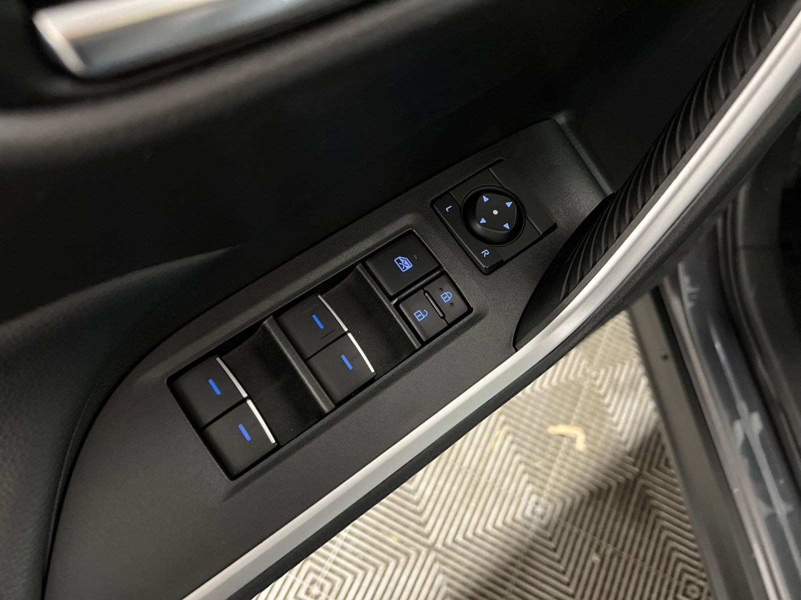 Used 2022 Toyota RAV4 XLE image 15