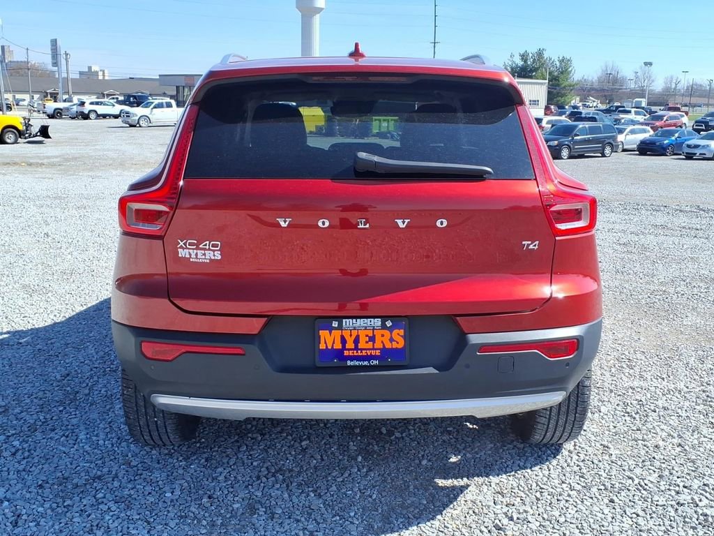 Used 2019 Volvo XC40 T4 Momentum image 6
