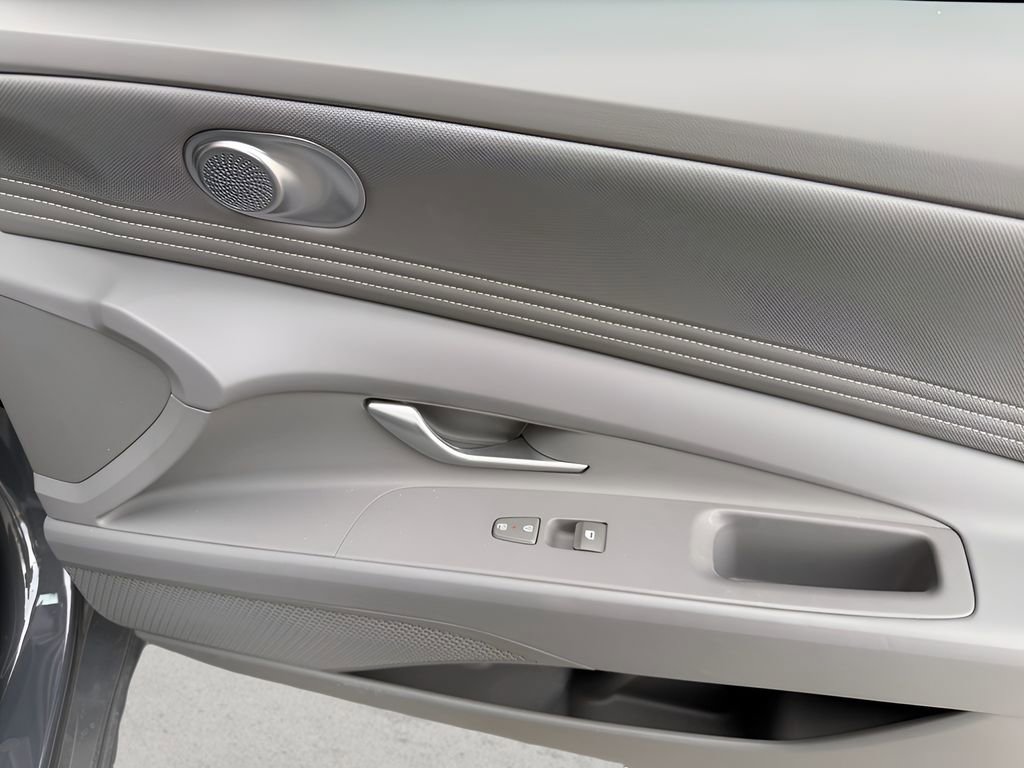 Used 2025 Hyundai Elantra SEL image 25