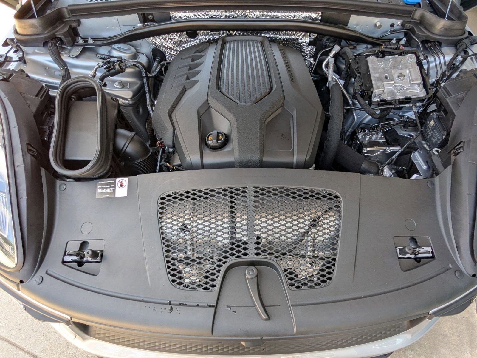 Certified 2025 Porsche Macan AWD/4WD image 28