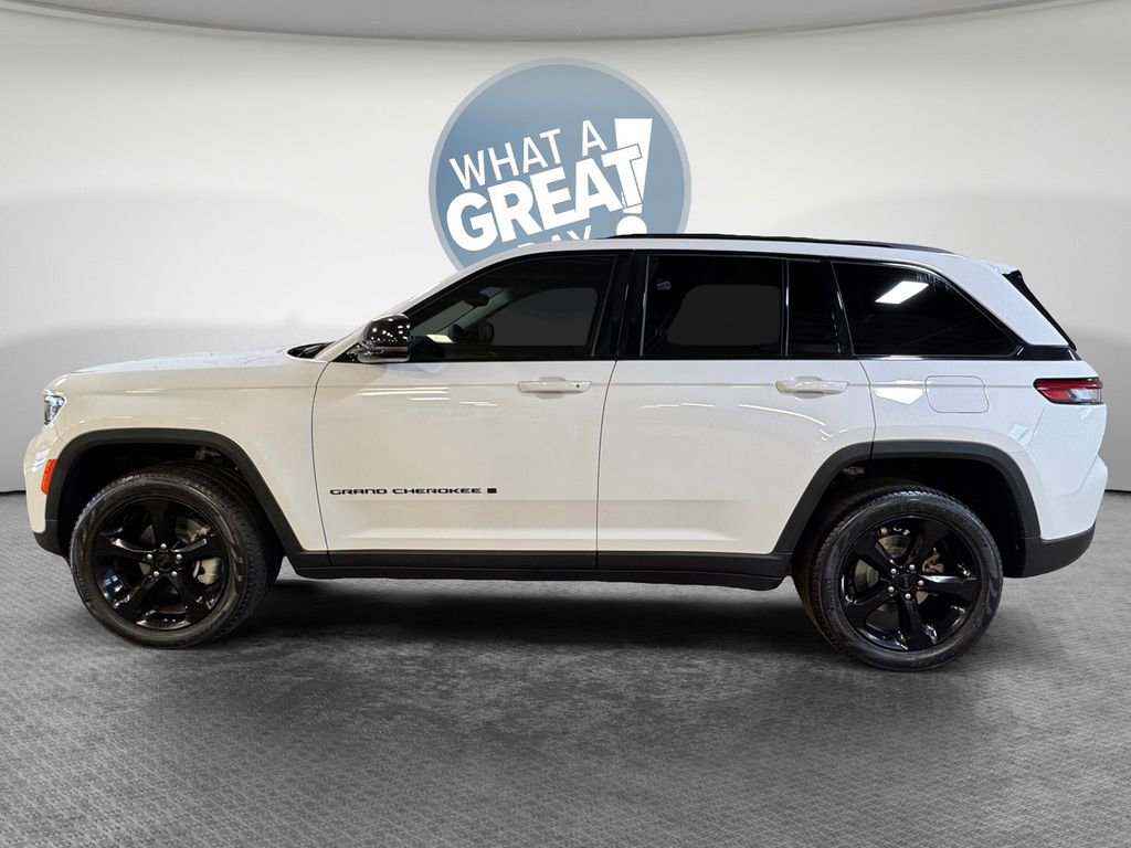 Used 2023 Jeep Grand Cherokee Limited w/ Black Appearance Package image 7