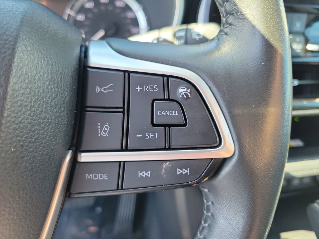 Used 2024 Toyota Highlander XLE image 6