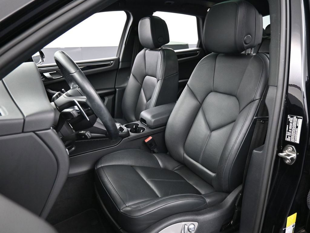Certified 2023 Porsche Macan Turbo image 5
