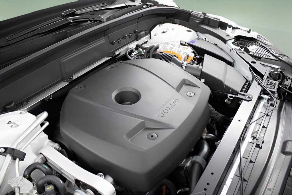 Certified 2025 Volvo XC60 T8 Plus w/ Protection Package Premier image 14