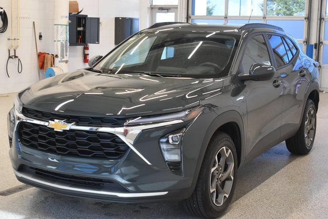 Used 2025 Chevrolet Trax LT w/ LT Convenience Package FWD image 9