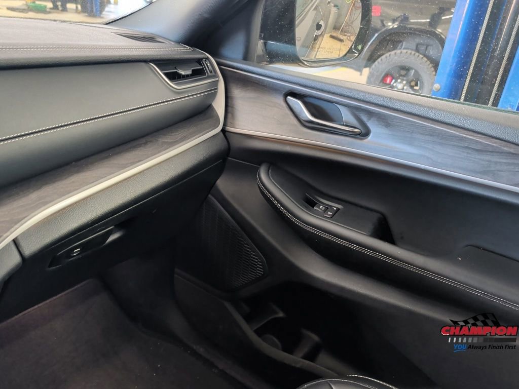 Used 2025 Jeep Grand Cherokee Limited w/ Black Appearance Package image 21