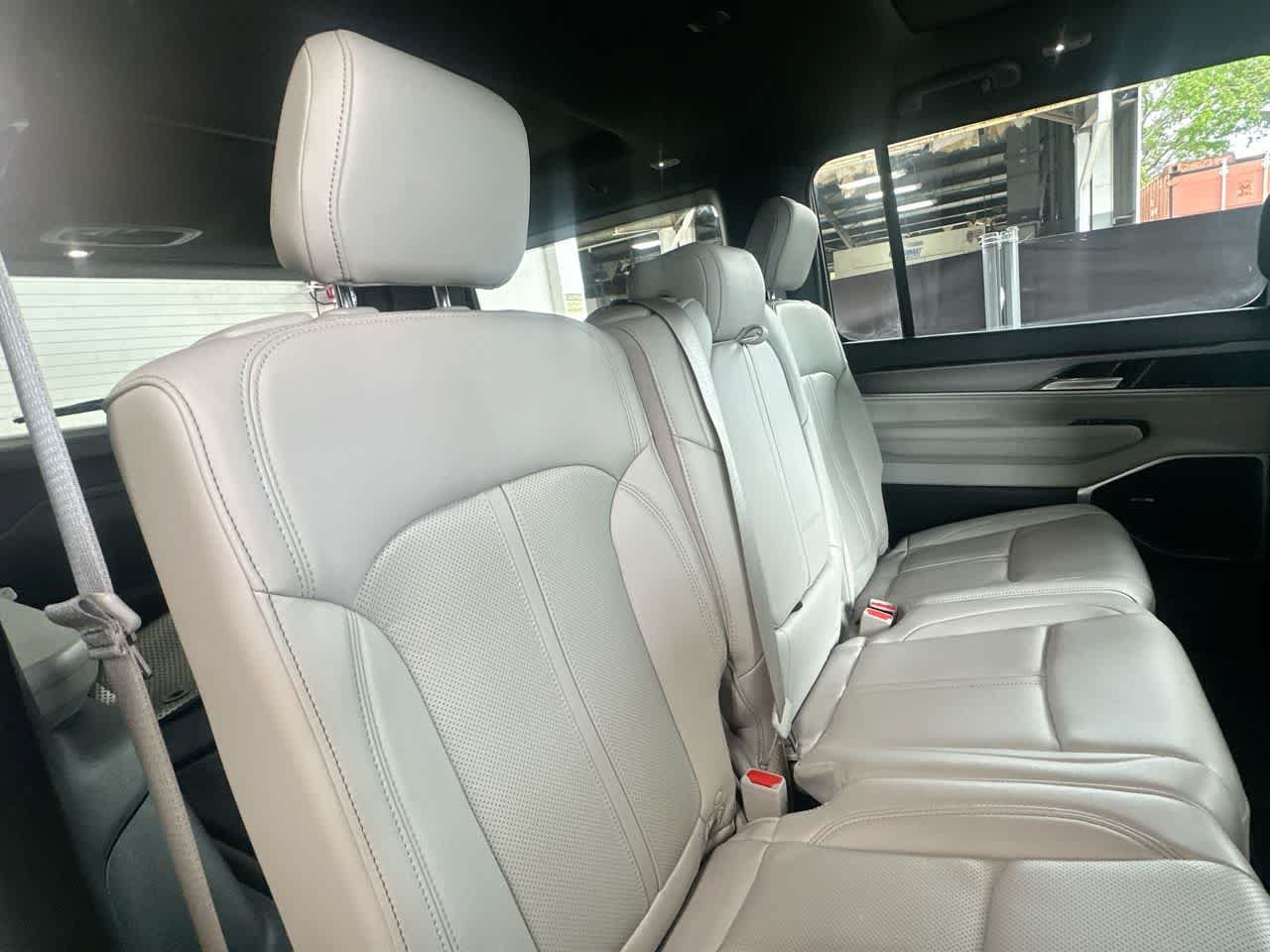 Used 2025 Jeep Wagoneer 4WD w/ Premium Group I image 26