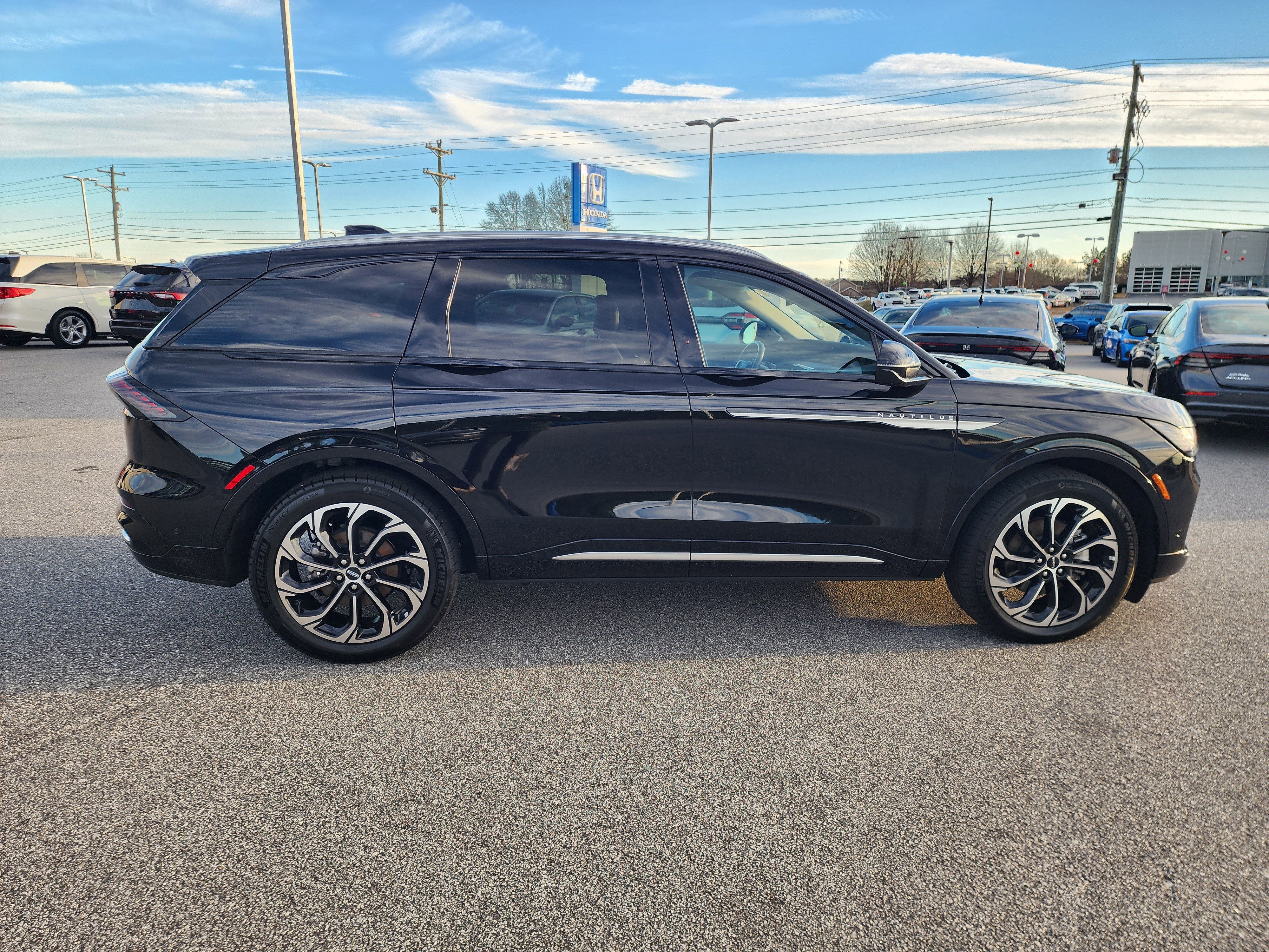 Used 2024 Lincoln Nautilus Reserve image 3