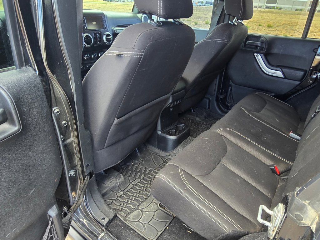 Used 2015 Jeep Wrangler Unlimited Rubicon w/ Connectivity Group image 15