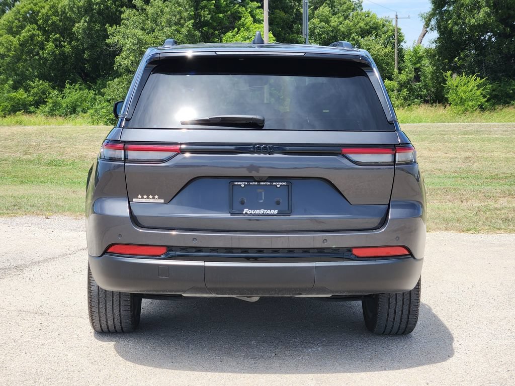 Used 2023 Jeep Grand Cherokee Altitude RWD image 6
