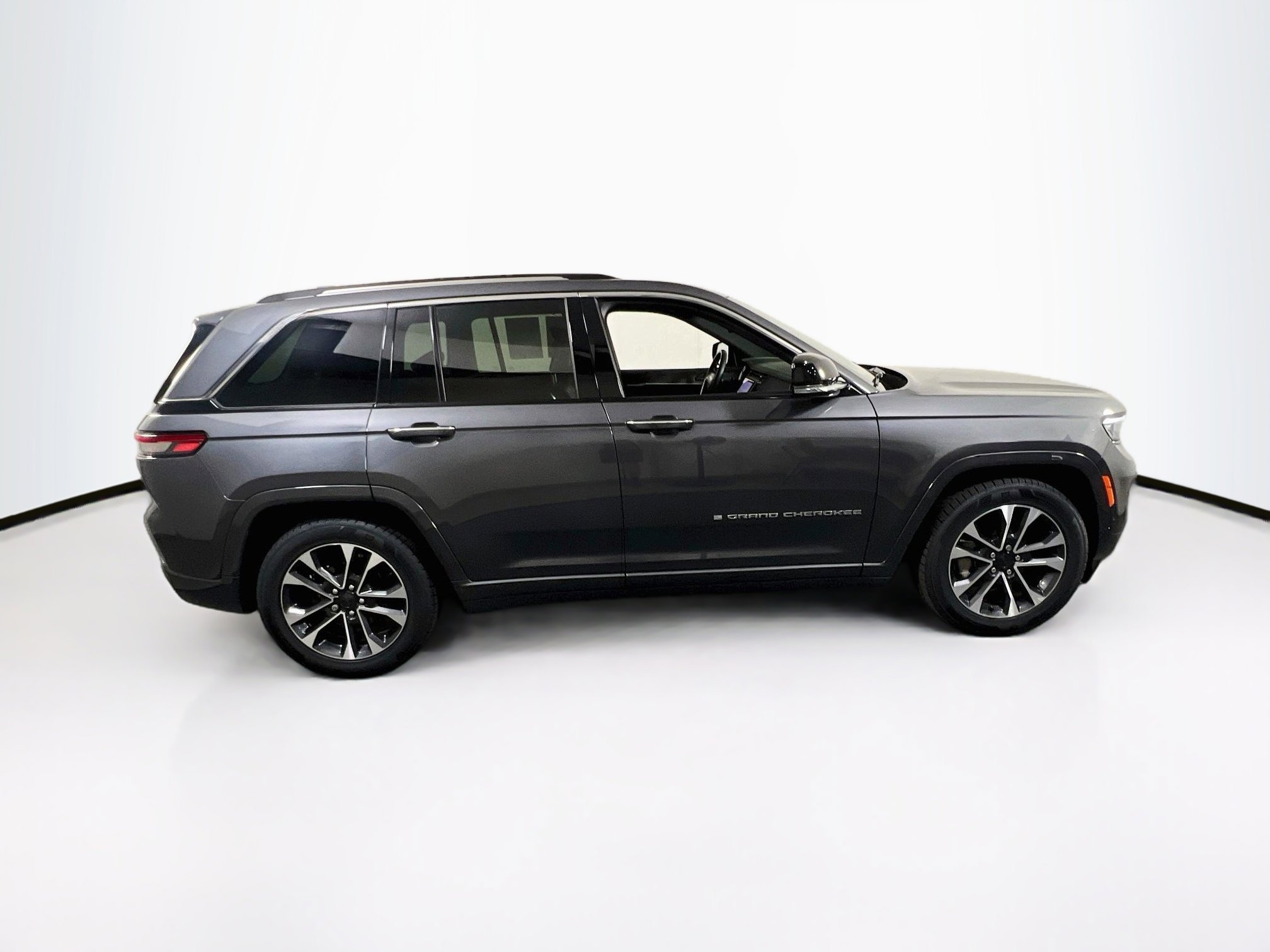 Used 2022 Jeep Grand Cherokee Overland AWD/4WD image 4