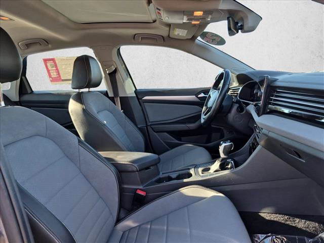 Used 2025 Volkswagen Jetta SE FWD image 20
